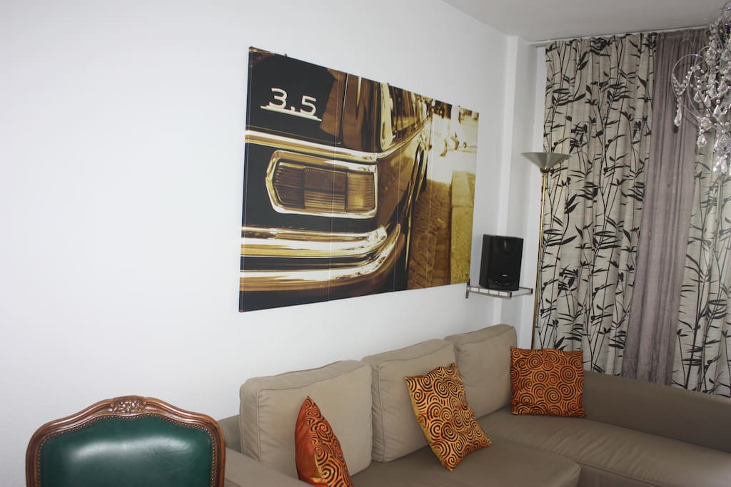 Amplio salón moderno con cadena musical y televisor