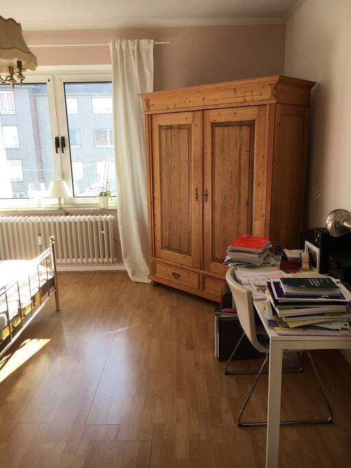 Schlafzimmer II mit Schreibtisch