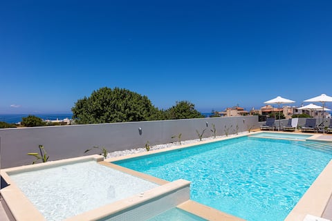 Evilio Suites, Inspired Family Retreat with Pool