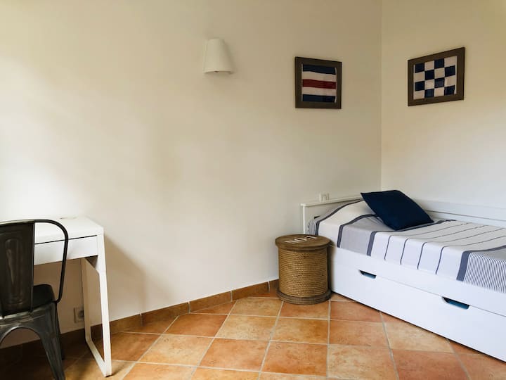 Dhoma e gjumit 5. Nxirr krevatin , tavolinën e punës, gardërobën dhe ventilatorin e tavanit.