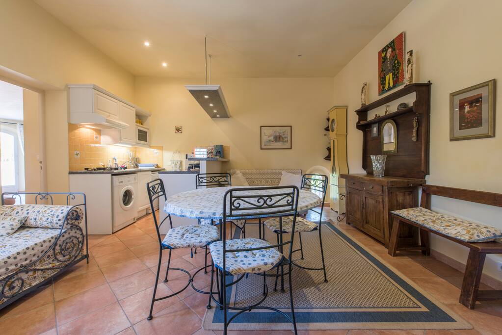 La salle de séjour et cuisine ( équipée)
Living room and kitchen (fully fitted)