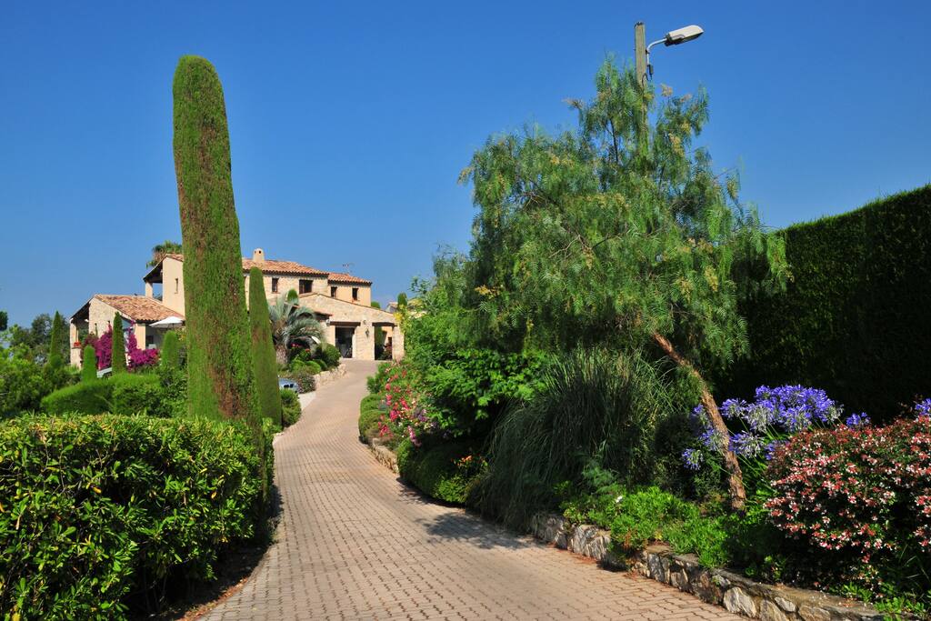Entrance road to Le Haut des Espinets where you find your apartment