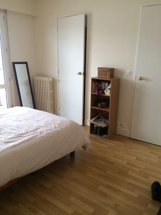 Belle chambre de 13m2 - dressing - lavabo - grand balcon privé