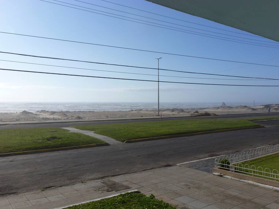 Varanda com acesso direto à areia da praia.