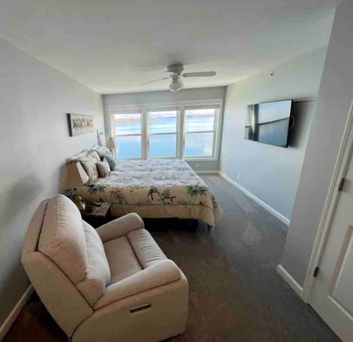 dormitorio en la planta superior con cama ajustable tamaño king