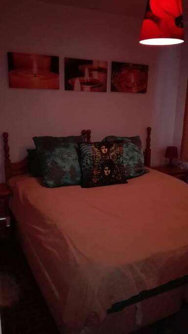 Cama doble XL sobre colchón de plumas.