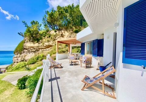 Beach house, immersed in the ocean and nature