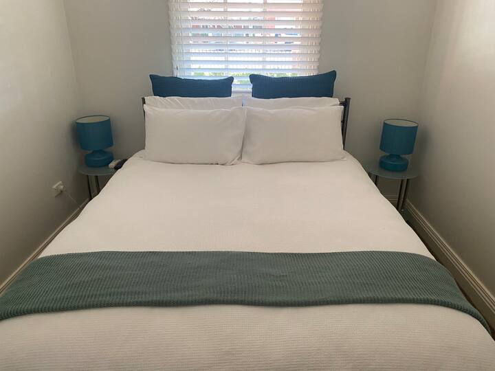 Spálňa 2 s televízorom (nie inteligentným), stropným ventilátorom, posteľnou bielizňou, vankúšmi navyše, dekou a šatníkom 