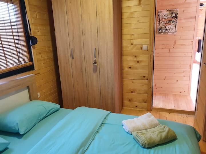 la camera da letto ha un letto matrimoniale e un armadio