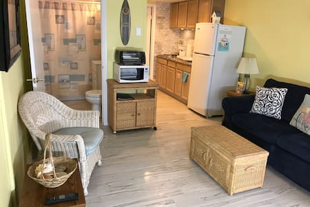 Refurbished Oceanfront Condo- Free WiFi Sleeps 6!
