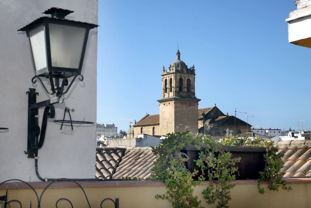 Vista de la Torre-Campanario de la Iglesia de Santa Marina. Puedes disfrutar de nuestra azotea cuando quieras. Para relajarte y descansar.