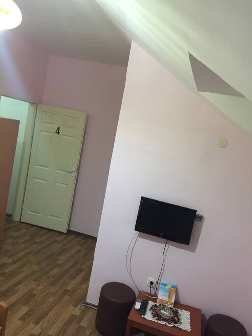 Soba za 3 osobe. Internet, klima, kupatilo, TV... Hotelski tip sobe.