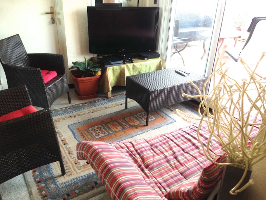 Petit salon entièrement équipé donnant sur la terrasse