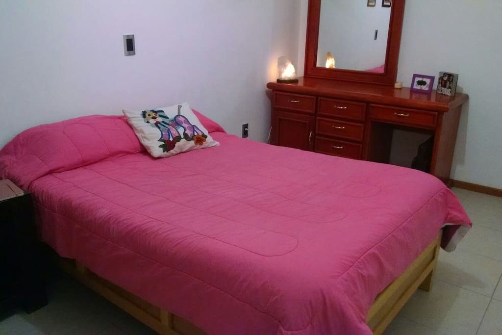 hermosa y cómoda habitación. Cama matrimonial y tocador, luces de lámpara de quarzo