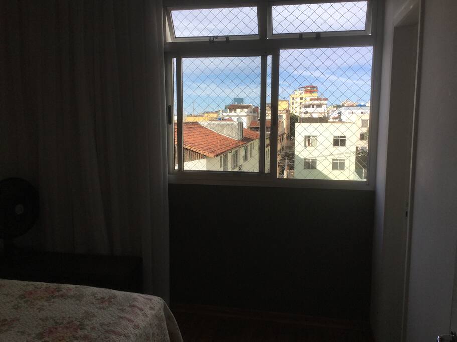Quarto de frente para a rua.