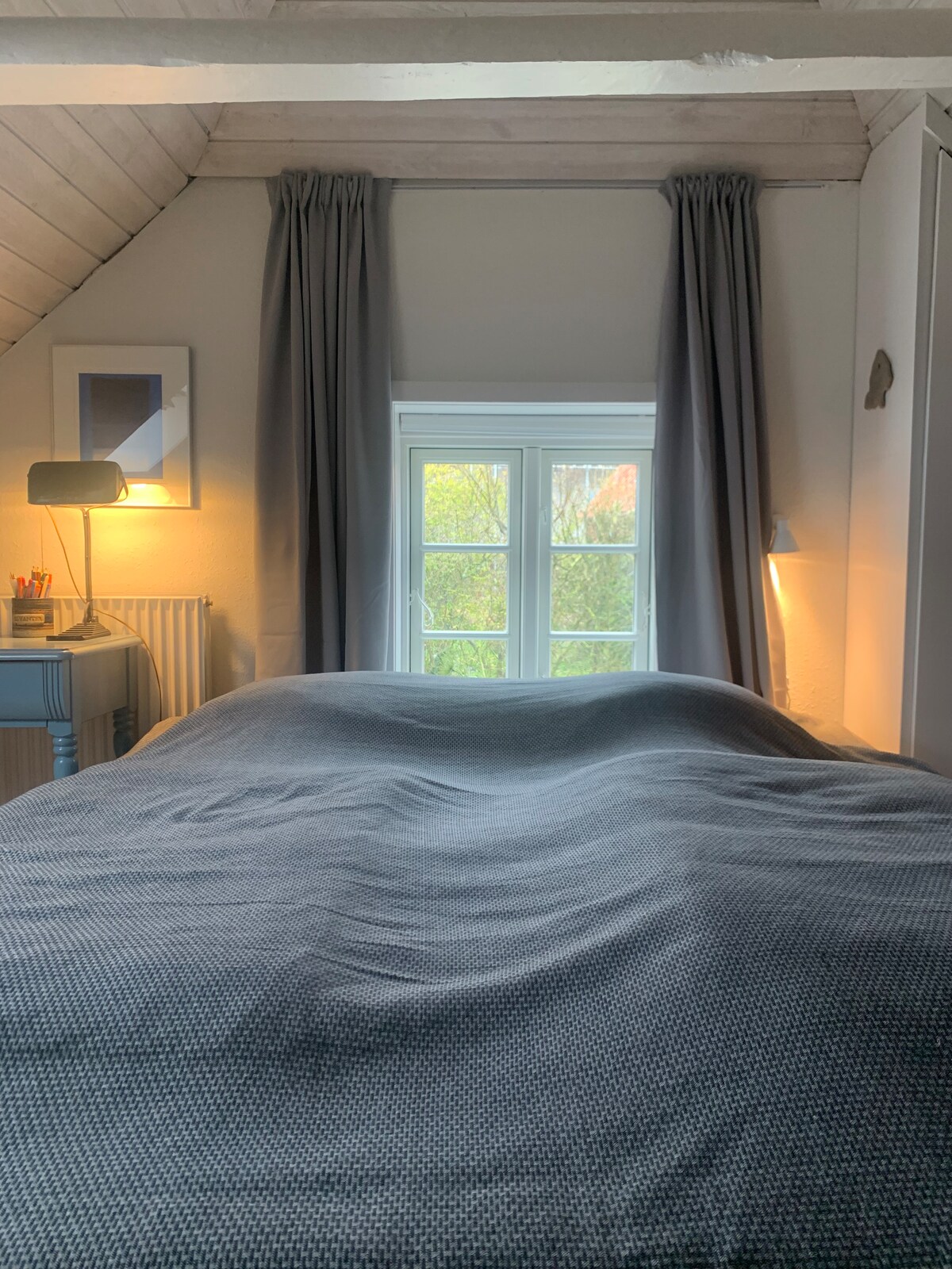 Slaapkamer 2 met een 180 bed en een bureau.