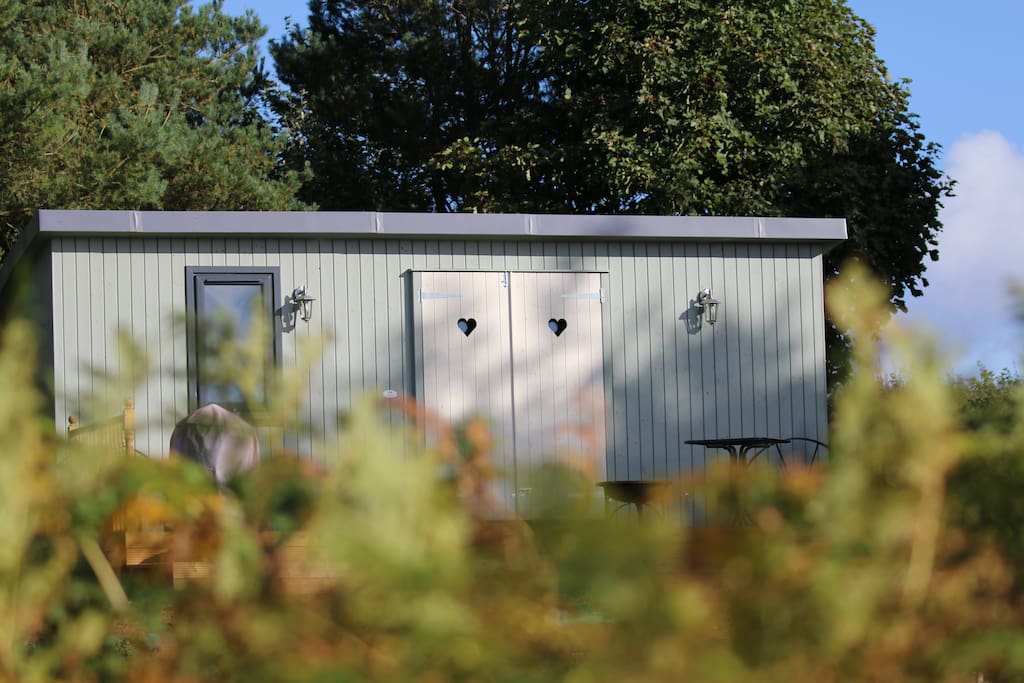 The Little Lodge closed up