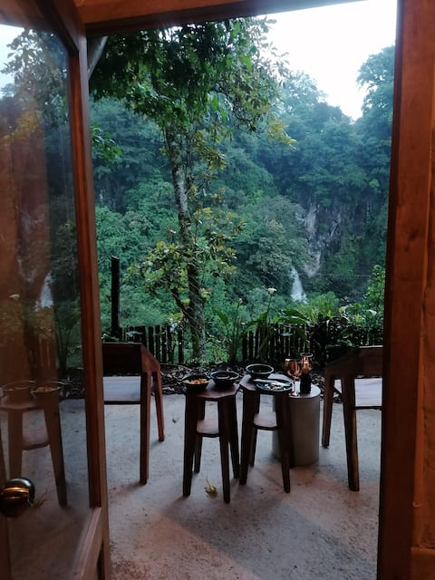 Private Waterfall in Unique Accommodation!