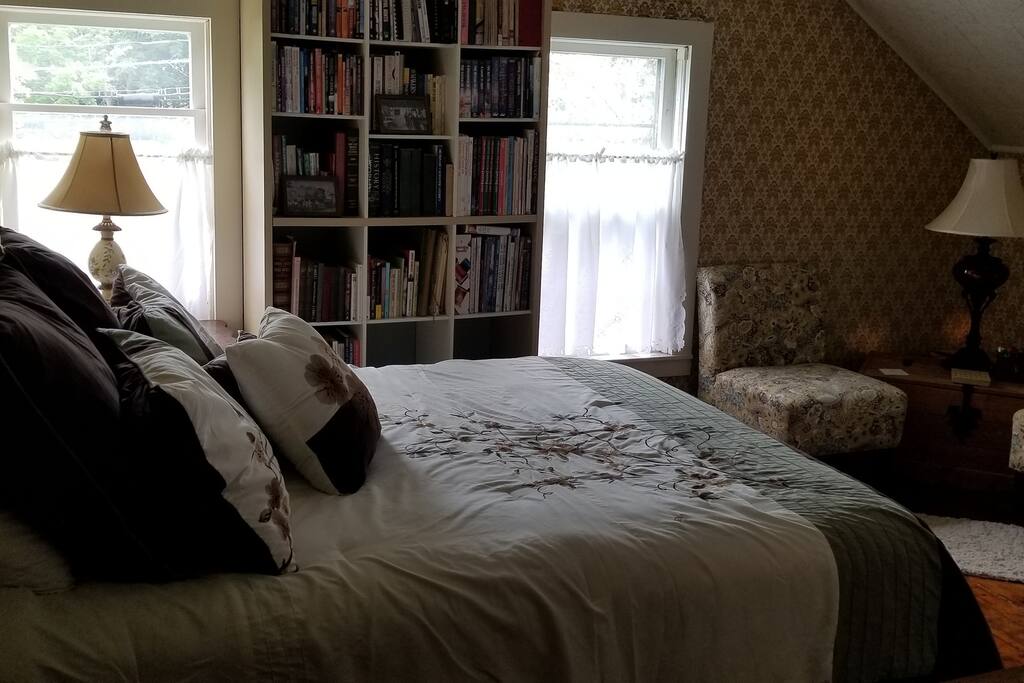 Sitting area. And queen size bed.