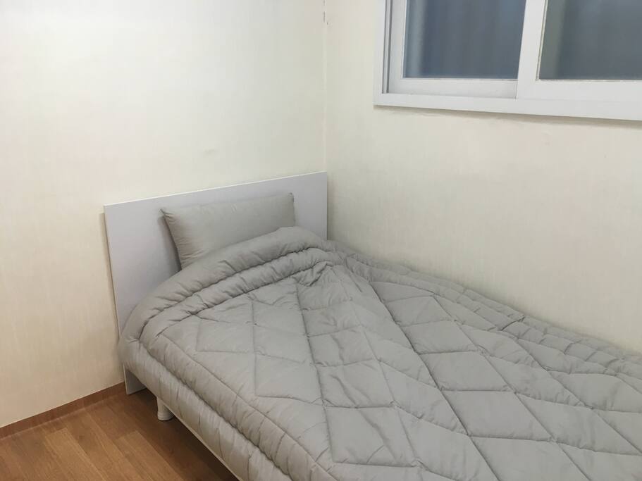 깨끗하고 포근한 침구가 있는 침대가 있습니다.