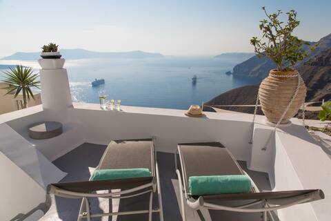 Three bedroom Villa with  two Caldera View Jacuzzi