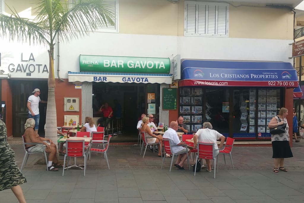 de gezellige bar Gavota net naast de ingang