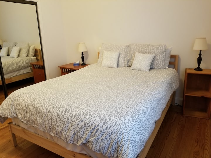 Tweede slaapkamer - queensize bed, grote kast 