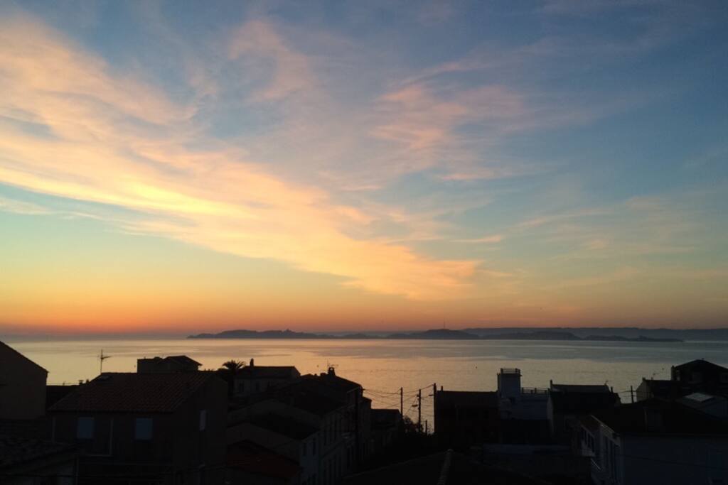 soleil sur la mer à partir de la fenêtre d'une des chambre, de la salle de bain et de la cuisine