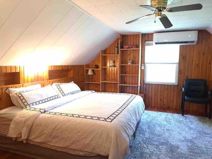 מיטת קינג סייז בחדר השינה 