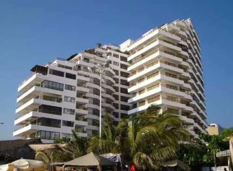 El edificio desde la playa