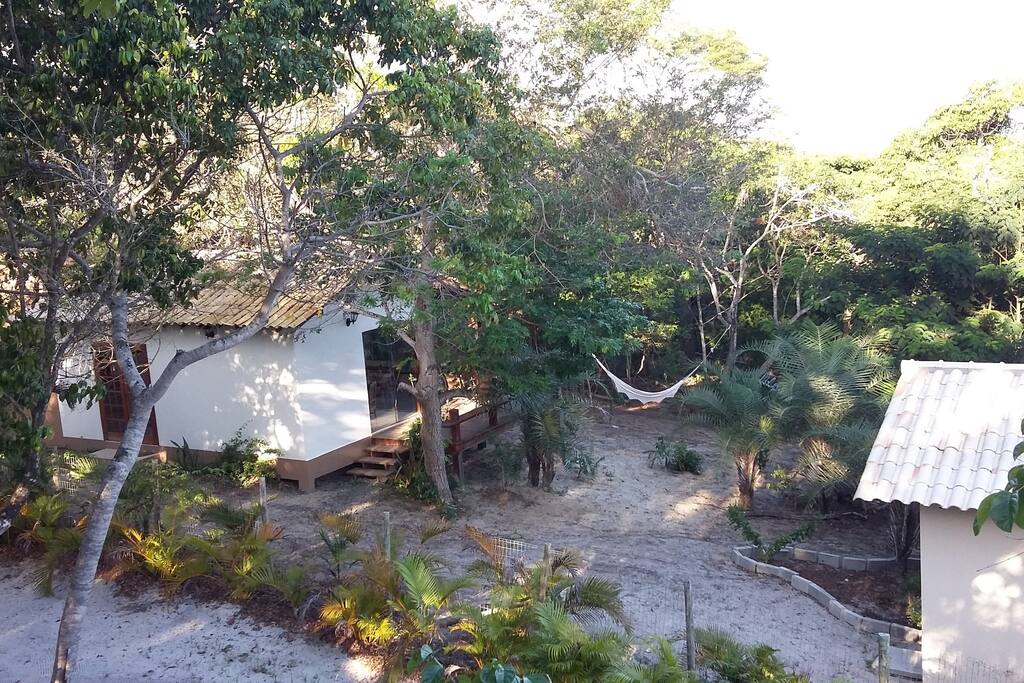 Casa principal ( esquerda ), chalés ( direita )