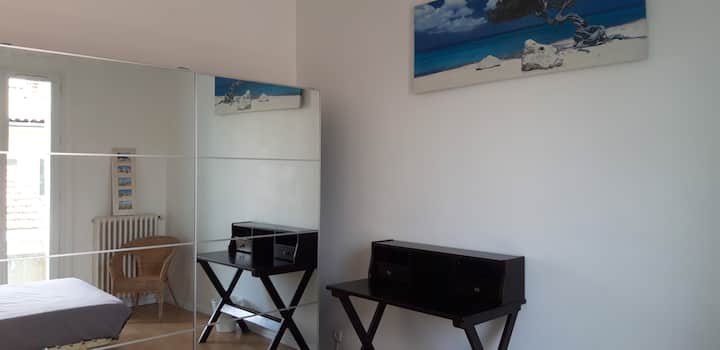 Dormitorio 1  con balcón