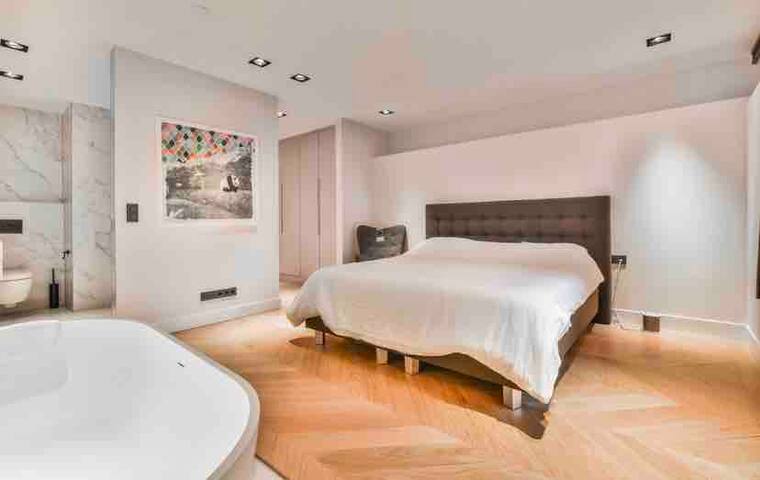 Designer 3-bedroom townhouse next to Vondelpark gallery image 3