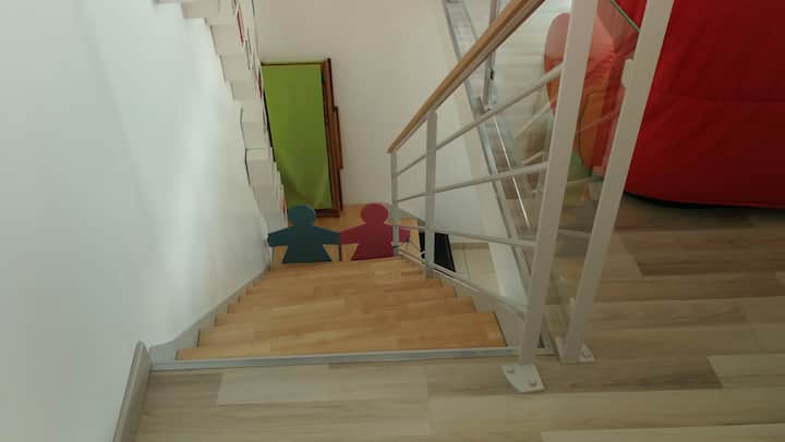 Las barreras se  instalan en la parte inferior y superior de la escalera para estancias con niños pequeños.