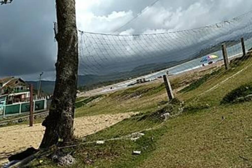 Pátio entre a casa e o mar