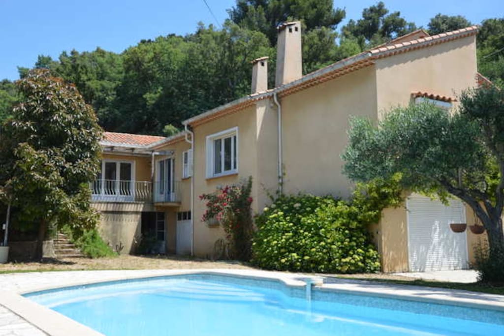belle piscine 9 m avec nage a contre courant