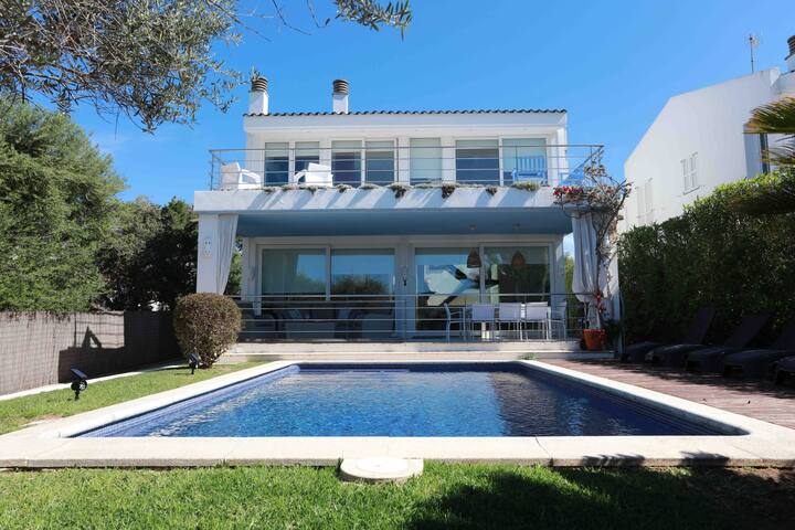 Villa by beach. AMAZING LOCATION. Free Kayak,Bikes gallery image 3