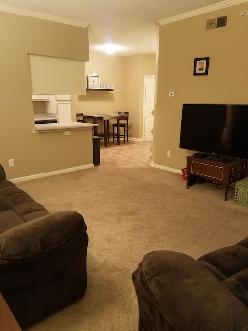 Living room area
Complete with cable TV service & WiFi!