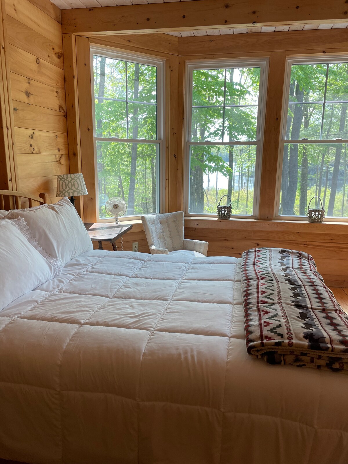 Спална соба на првиот кат со брачен кревет (широк 150-179 см) со поглед кон езерце 