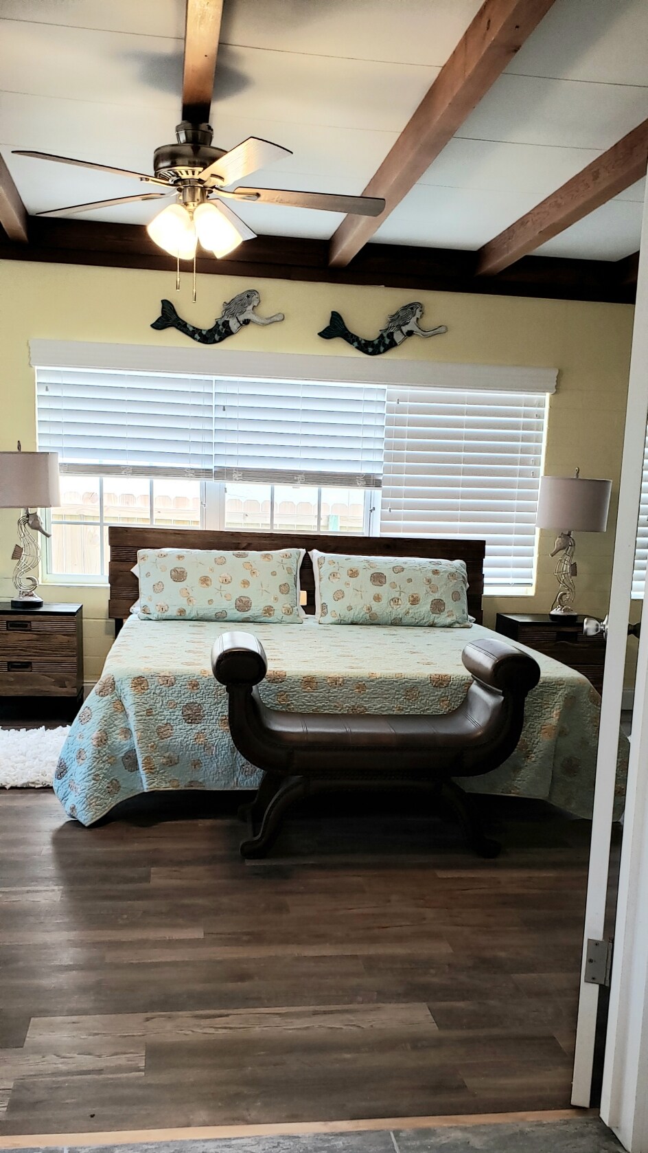 Главната спалня има суперголямо двойно легло 