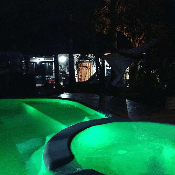 Vista a noite da jacuzzi e piscina!