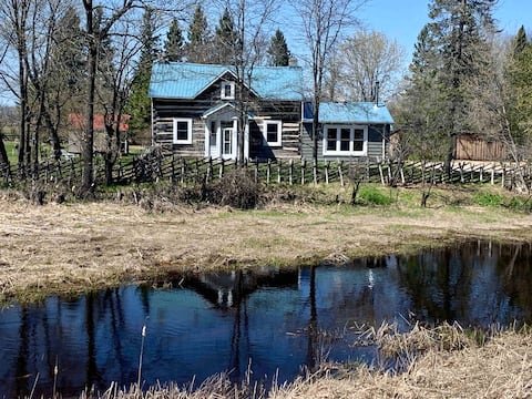 Farm Retreat with GOATS 1850 log Home