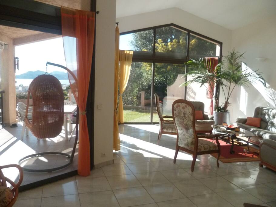 Salon très lumineux avec vue mer donnant sur loggia et terrasses