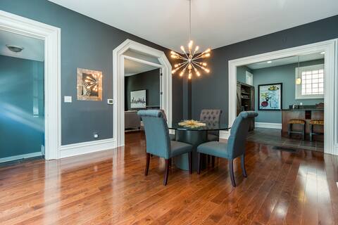 Sparkling clean historic downtown luxury w/parking