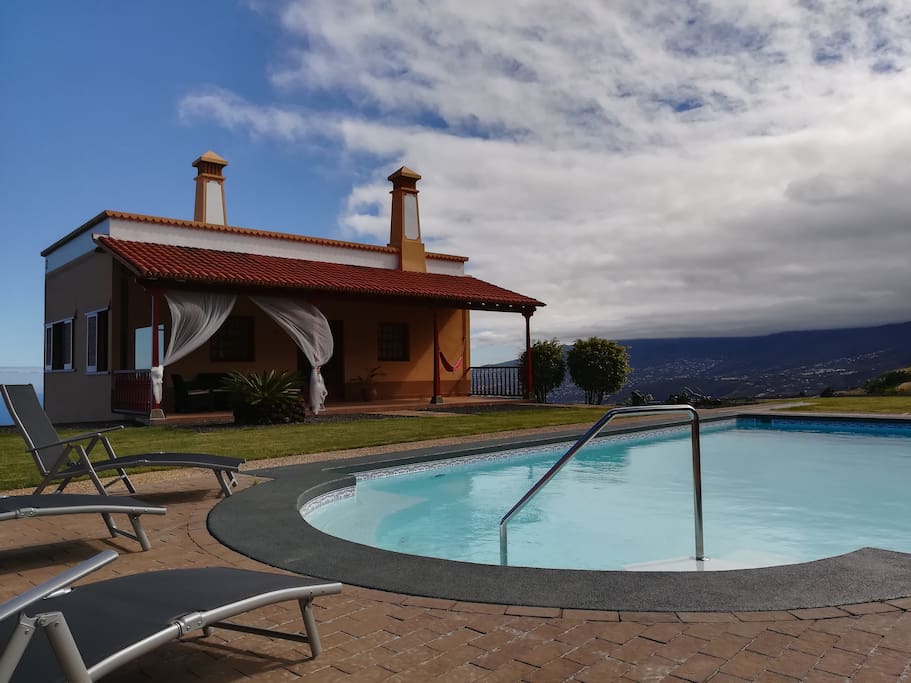 Vista de la vivienda desde la piscina.