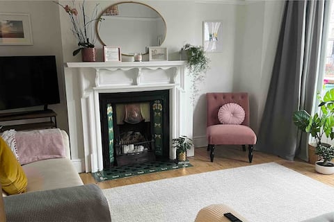 Charming seaside 3 bed home in Penarth