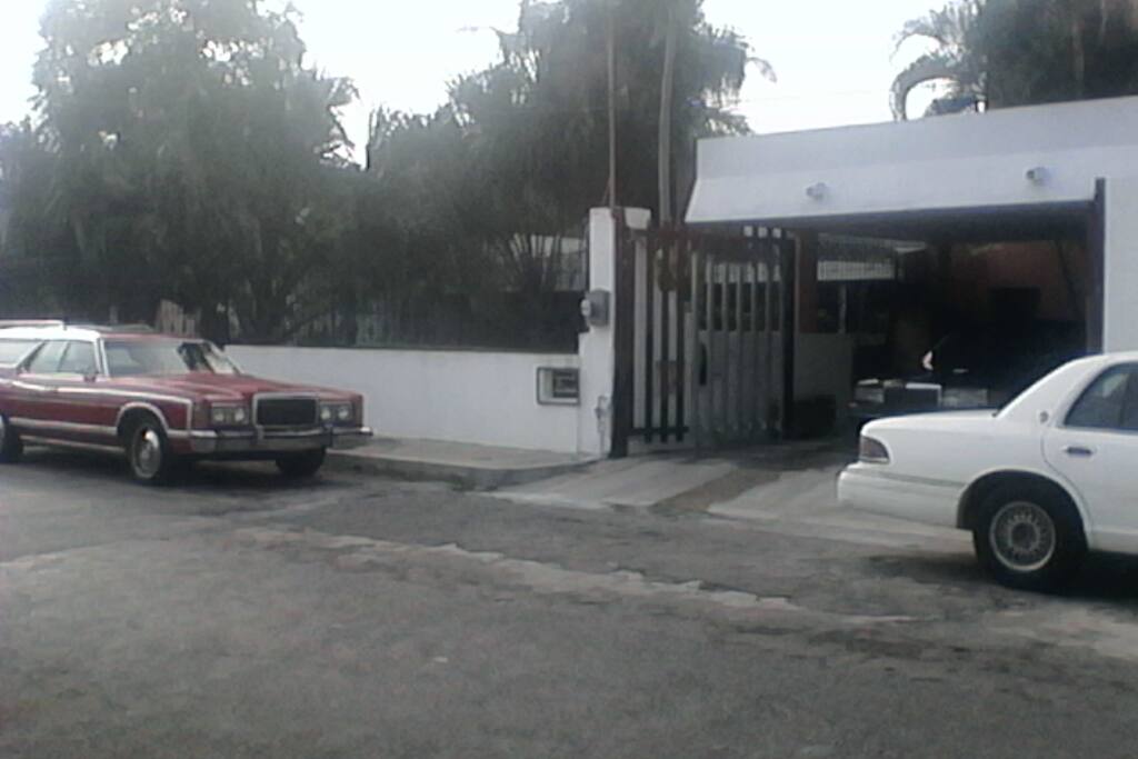 Bonita y elegante casa de 2 plantas ubicada en zona de lujo exclusiva y segura a cualquier hora.