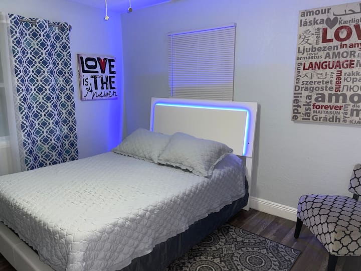 Dormitorio principal 1 cama tamaño queen 