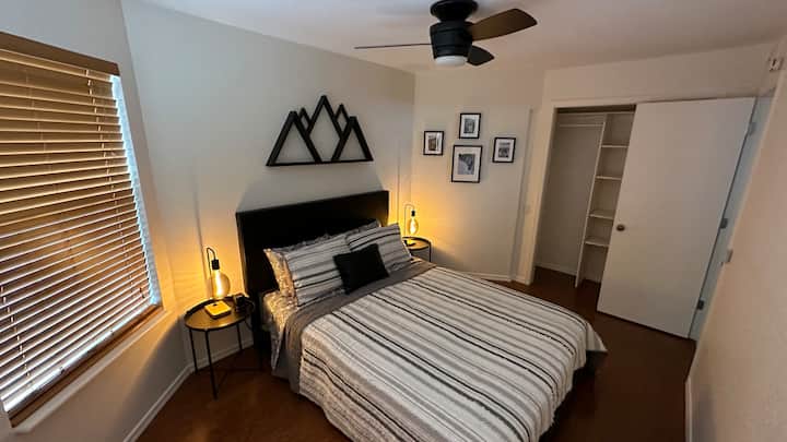 Dhomë gjumi dytësore me krevat dopio "queen" me banjë kryesore përballë korridorit. Hapësirë e madhe dollapi me rafte!