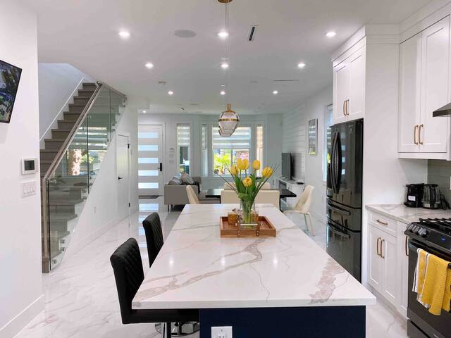 *Newly Built*3BR 2.5Bath Home 15min 2 DT w/Parking gallery image 4